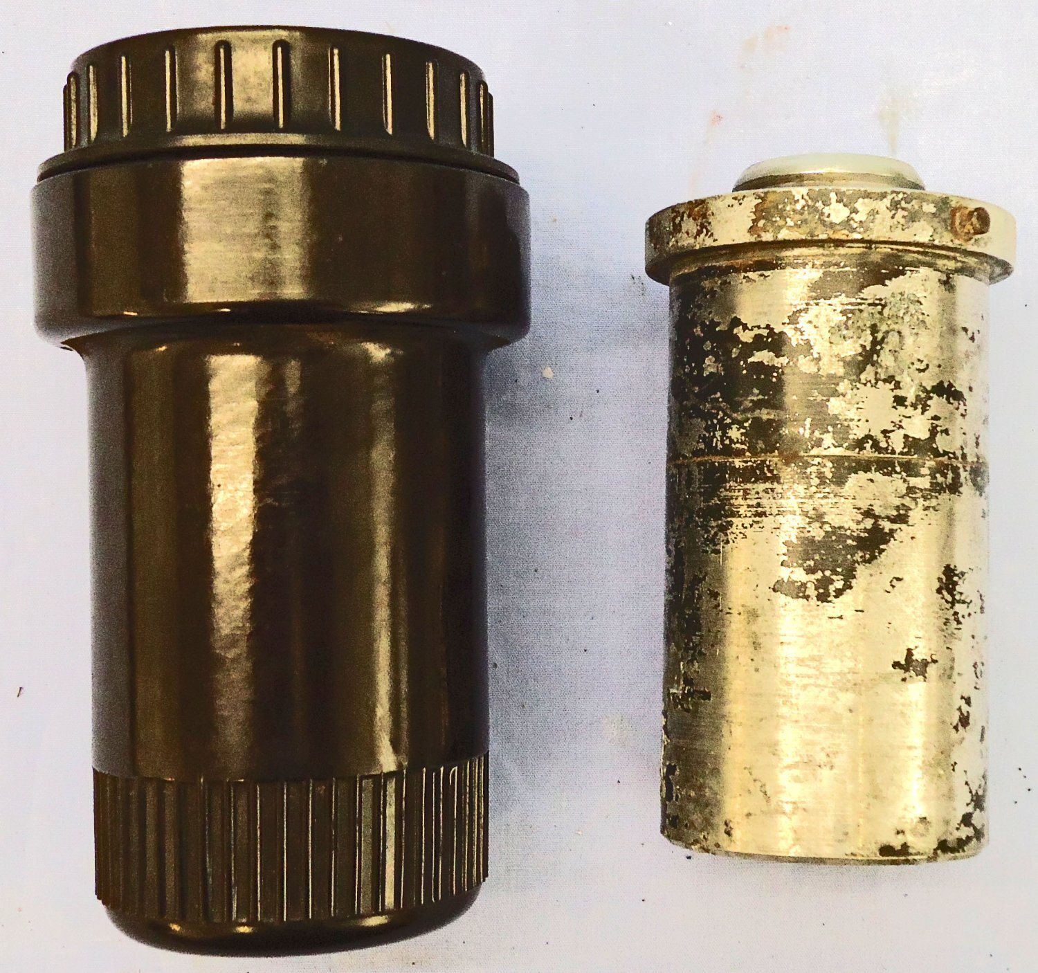 {CATEGORY} - INERT DEACTIVATED, WW2, German No 35 Instant Electrical Bomb Fuze And Bakelite Transit Container. - O 2140 INERT DEACTIVATED, WW2, German No 35 Instant Electrical Bomb Fuze And Bakelite Transit Container. - O 2140  Other Ammunition