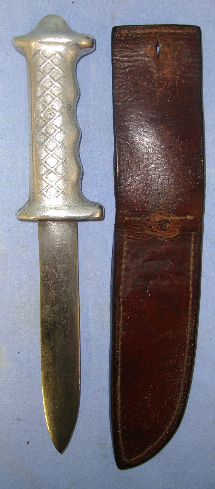  RARE**ORIGINAL** WW1 / WW2 Alloy Hilt New Zealand Army Fighting Knife With Original Scabbard. Sn 22673 Knive