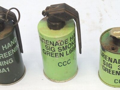 INERT DEACTIVATED. Set of 3 British Green Smoke Grenades. - O 2269 INERT DEACTIVATED. Set of 3 British Green Smoke Grenades. - O 2269  Other Ammunition