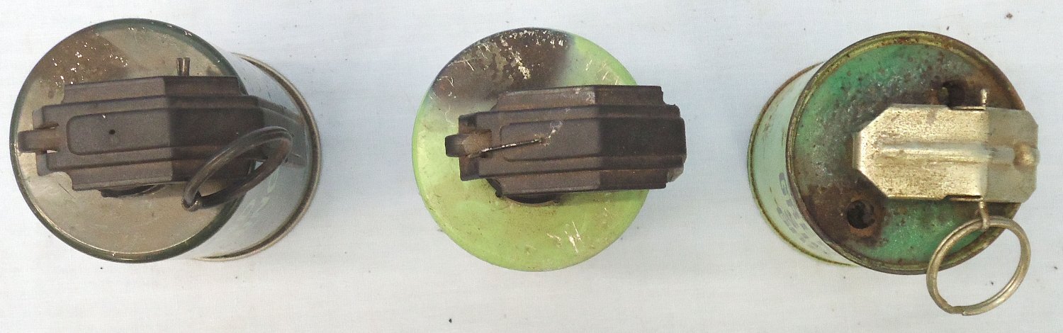 INERT DEACTIVATED. Set of 3 British Green Smoke Grenades. - O 2269 INERT DEACTIVATED. Set of 3 British Green Smoke Grenades. - O 2269  Other Ammunition - {CATEGORY}
