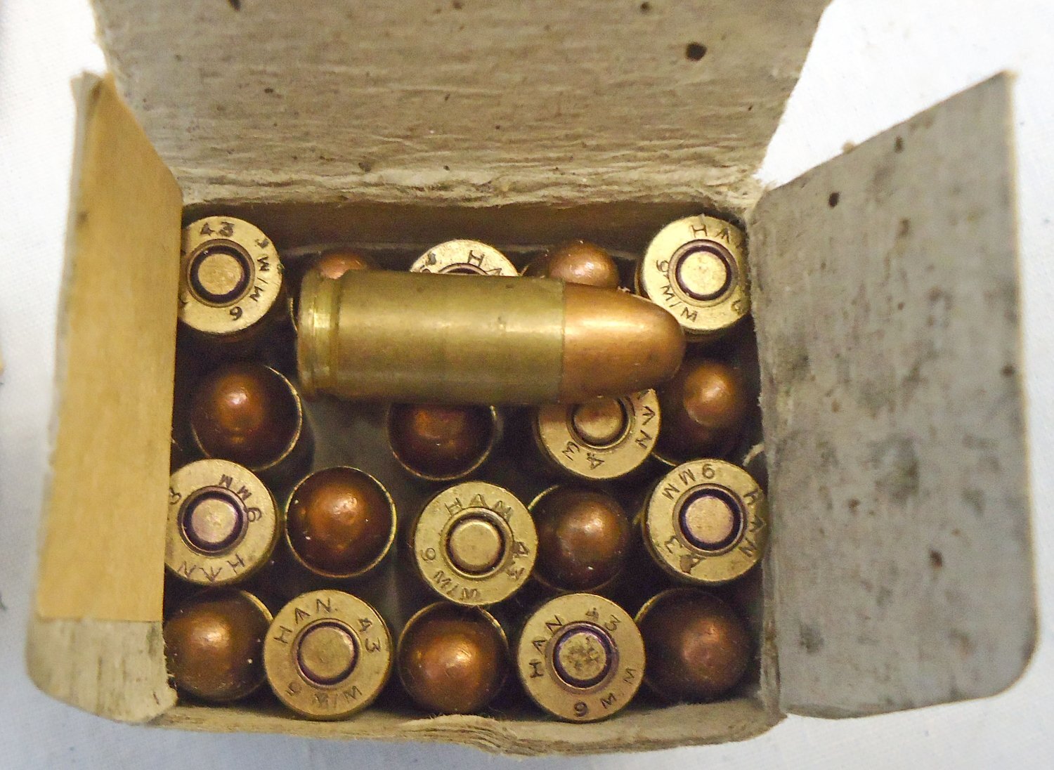 {CATEGORY} - Browning INERT DEACTIVATED. British, 1943 Dated, Browning High Power (Pistol No2 Mk1) Original WW2 20 Round Service Pack of Unfired 9mm IZ Rounds as issued to the SAS and British Commandos. Sn - 22787:10  Other Ammunition in 