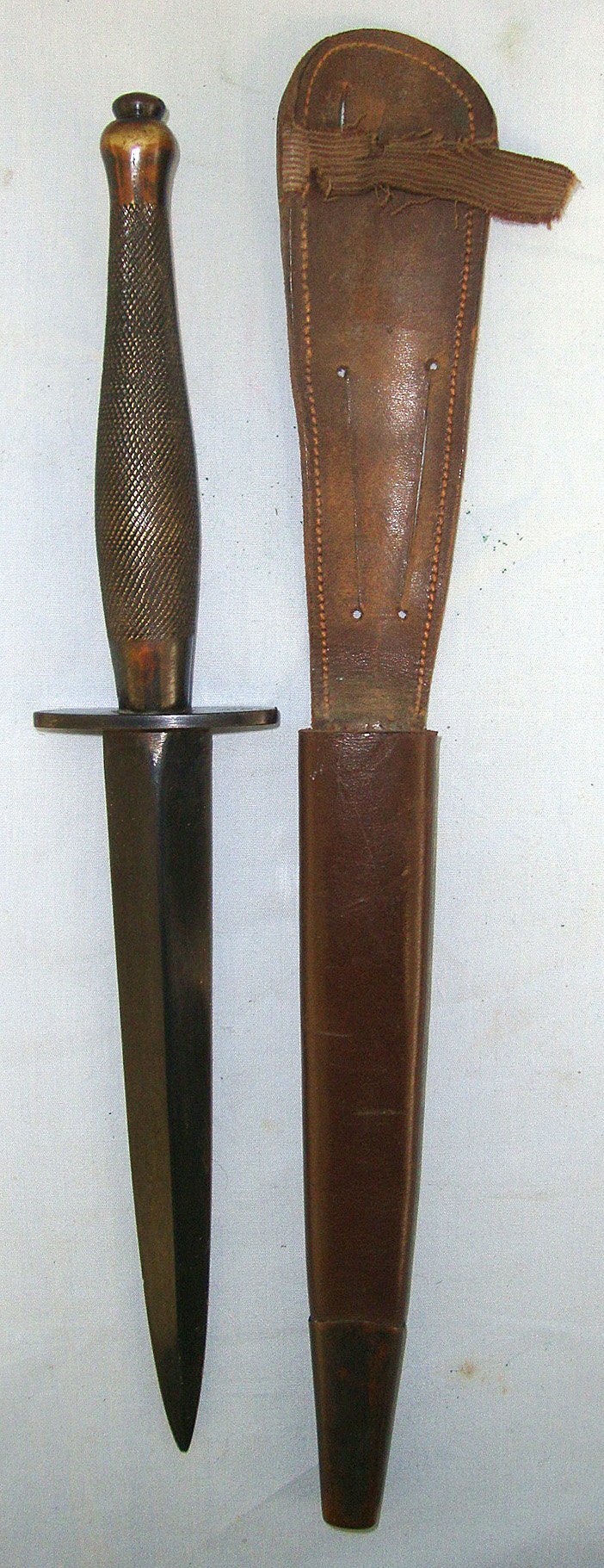 WW2 British WD B2 2nd Pattern Fairbairn Sykes FS Commando Fighting Knife & Scabbard. Sn 23622 Knive