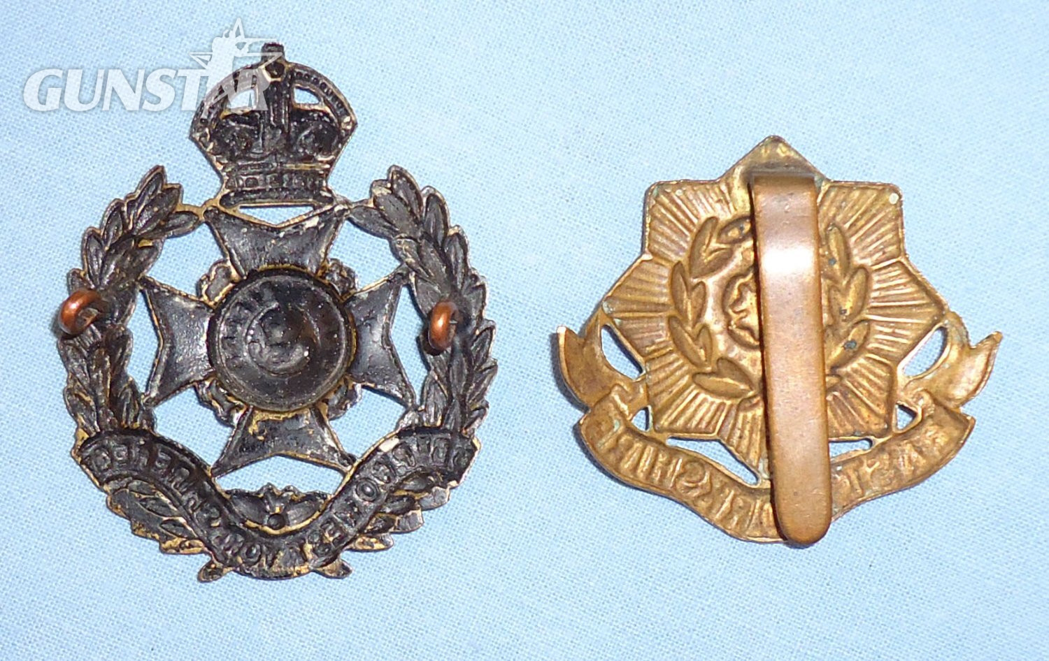  Pair* WWI Era 8th Bn P.W.O. ‘Leeds Rifles’ West Yorkshire Regiment & East Yorkshire Regiment Cap Badges. BA 892. Pair* WWI Era 8th Bn P.W.O. ‘Leeds Rifles’ West Yorkshire Regiment & East Yorkshire Regiment Cap Badges. BA 892.  Antique & Militaria