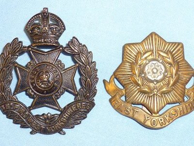 Pair* WWI Era 8th Bn P.W.O. ‘Leeds Rifles’ West Yorkshire Regiment & East Yorkshire Regiment Cap Badges. BA 892. Pair* WWI Era 8th Bn P.W.O. ‘Leeds Rifles’ West Yorkshire Regiment & East Yorkshire Regiment Cap Badges. BA 892.  Antique & Militaria