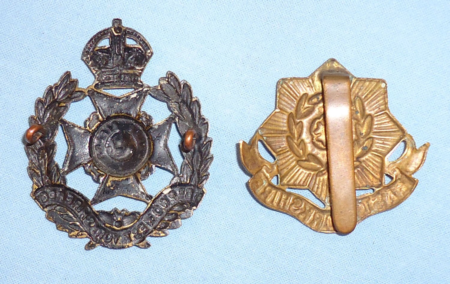  Pair* WWI Era 8th Bn P.W.O. ‘Leeds Rifles’ West Yorkshire Regiment & East Yorkshire Regiment Cap Badges. BA 892. Pair* WWI Era 8th Bn P.W.O. ‘Leeds Rifles’ West Yorkshire Regiment & East Yorkshire Regiment Cap Badges. BA 892.  Antique & Militaria
