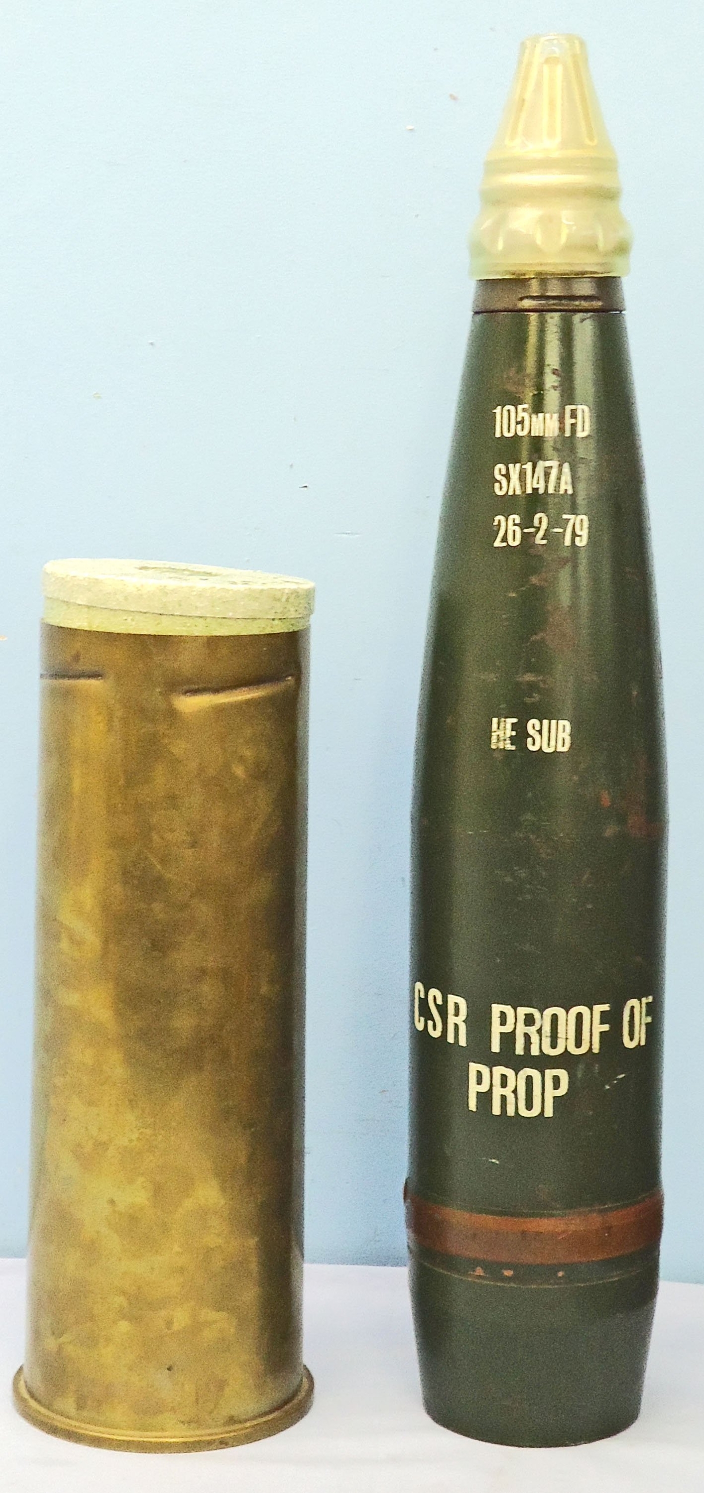 INERT DEACTIVATED. Unfired, British L118, 105MM Howitzer (105x371R) C.S.R. PROOF, High Explosive (H.E) Substitute Round. - O 2130 INERT DEACTIVATED. Unfired, British L118, 105MM Howitzer (105x371R) C.S.R. PROOF, High Explosive (H.E) Substitute Round. - O 2130  Other Ammunition - {CATEGORY} in 