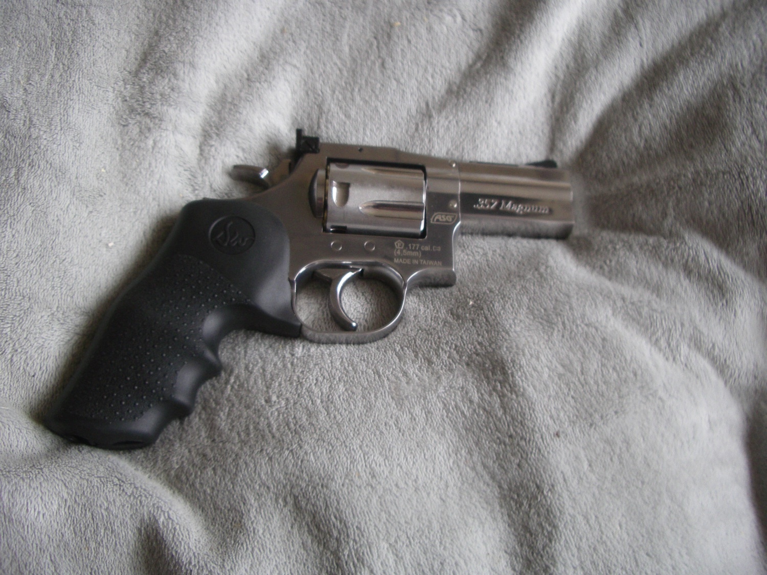 Dan Wesson 2.5  inch revolver  (satin steel finish) 4.5mm