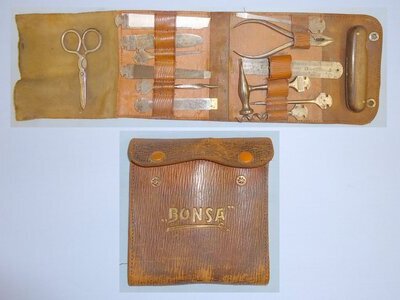 Rare* WWI German Machine Gunners Bonsa Multi-Tool Kit and Leather Case. 21840. This is a rare leather maker marked ‘Bonsa’ brown case containing a hardwood knife handle and 13 various interchangeable tool blades, stamped D.R.G.M./Bonsa (D.R.G.M. Deuts Rare* WWI German Machine Gunners Bonsa Multi-Tool Kit and Leather Case. 21840. This is a rare leather maker marked ‘Bonsa’ brown case containing a hardwood knife handle and 13 various interchangeable tool blades, stamped D.R.G.M./Bonsa (D.R.G.M. Deuts Antique & Militaria