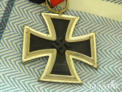 Arbeitsgemeinschaft fur Heeresbedaarf in der graveur und Ziselierung of Berlin German world war two Iron Cross Second Class. Antique & Militaria