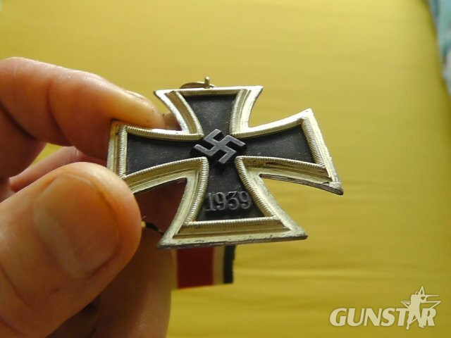Arbeitsgemeinschaft fur Heeresbedaarf in der graveur und Ziselierung of Berlin German world war two Iron Cross Second Class. Antique & Militaria