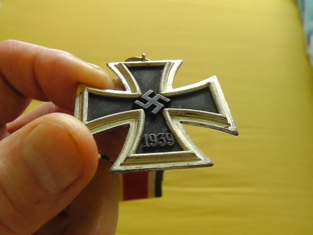 Arbeitsgemeinschaft fur Heeresbedaarf in der graveur und Ziselierung of Berlin German world war two Iron Cross Second Class. Antique & Militaria