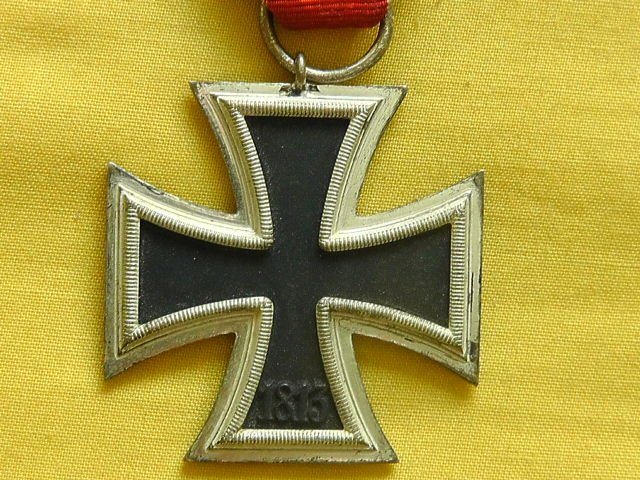 Arbeitsgemeinschaft fur Heeresbedaarf in der graveur und Ziselierung of Berlin German world war two Iron Cross Second Class. Antique & Militaria - {CATEGORY}
