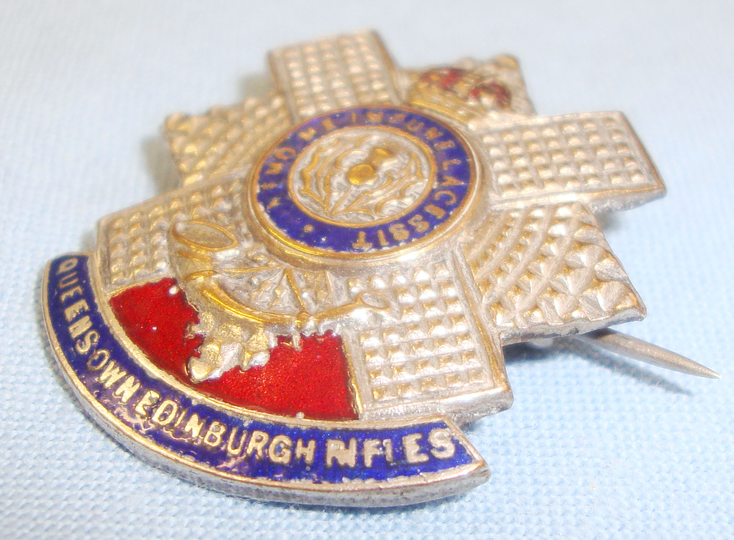 Royal Scots Regiment Queen\'s Edinburgh Rifles Pin Badge. BA 434. Royal Scots Regiment Queen\'s Edinburgh Rifles Pin Badge. BA 434. Antique & Militaria