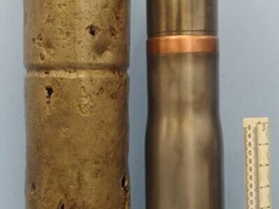 INERT DEACTIVATED. Unfired Rare German Kriegsmarine WW2 8.8 cm SK L/35 (88 x 390R) Submarine Deck Gun High Explosive Nose Fused Round And Waterproof Transit Container. - O 1592 INERT DEACTIVATED. Unfired Rare German Kriegsmarine WW2 8.8 cm SK L/35 (88 x 390R) Submarine Deck Gun High Explosive Nose Fused Round And Waterproof Transit Container. - O 1592  Other Ammunition