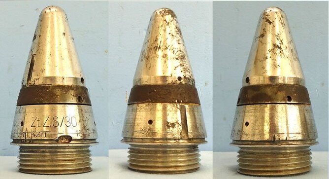  INERT. Scarce, Unfired, WW2, 1943 Dated German ZtZ.S/30 Clockwork Time Fuze In Its Original Bakelite Transit Container. - Sn 21630 INERT. Scarce, Unfired, WW2, 1943 Dated German ZtZ.S/30 Clockwork Time Fuze In Its Original Bakelite Transit Container. Sn 21630  Other Ammunition