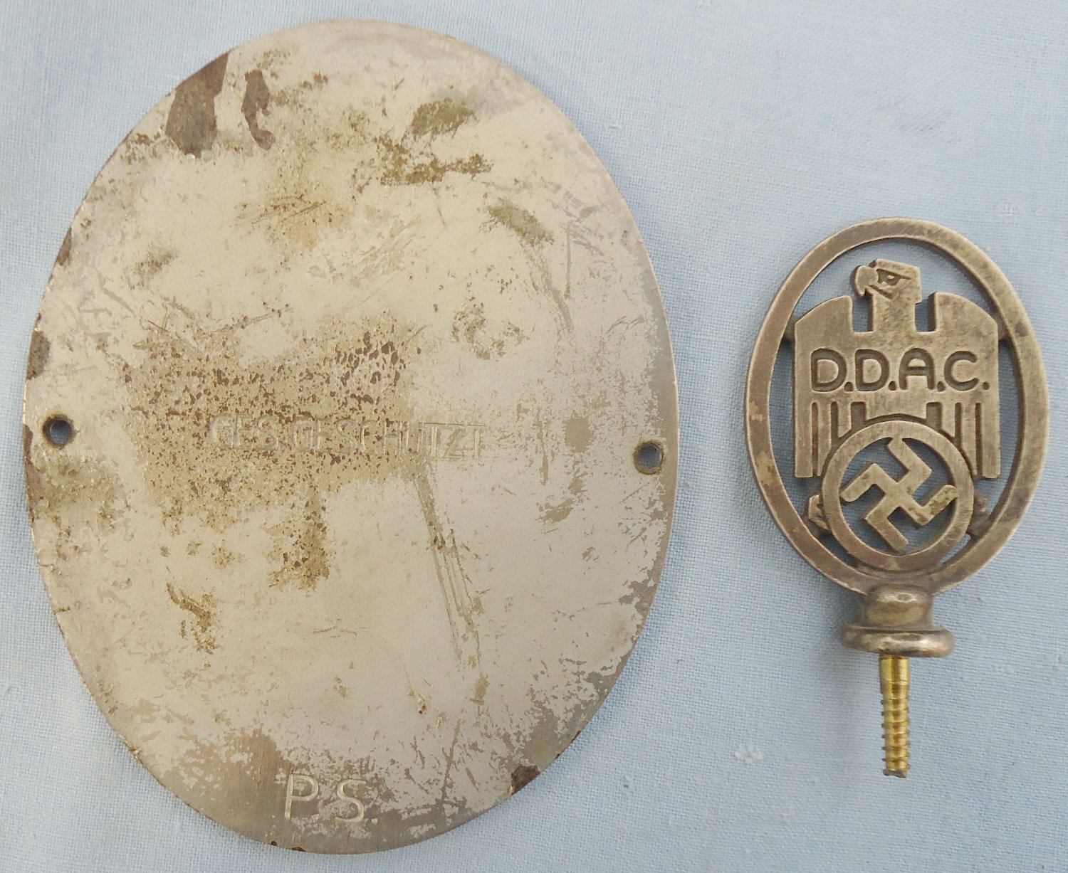  Original* WWII German DDAC Automobile Club Enamel Badge and Bonnet Mascot. 21978:2. Original* WWII German DDAC Automobile Club Enamel Badge and Bonnet Mascot. 21978:2.  Other Accessory