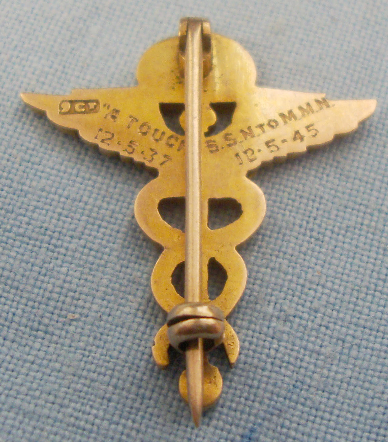  Hallmarked 9ct Gold* WWII Royal Air Force Medical Corps Inscribed 9ct Gold Collar Badge. BA 436. *Hallmarked 9ct Gold* WWII Royal Air Force Medical Corps Inscribed 9ct Gold Collar Badge. BA 436. Antique & Militaria
