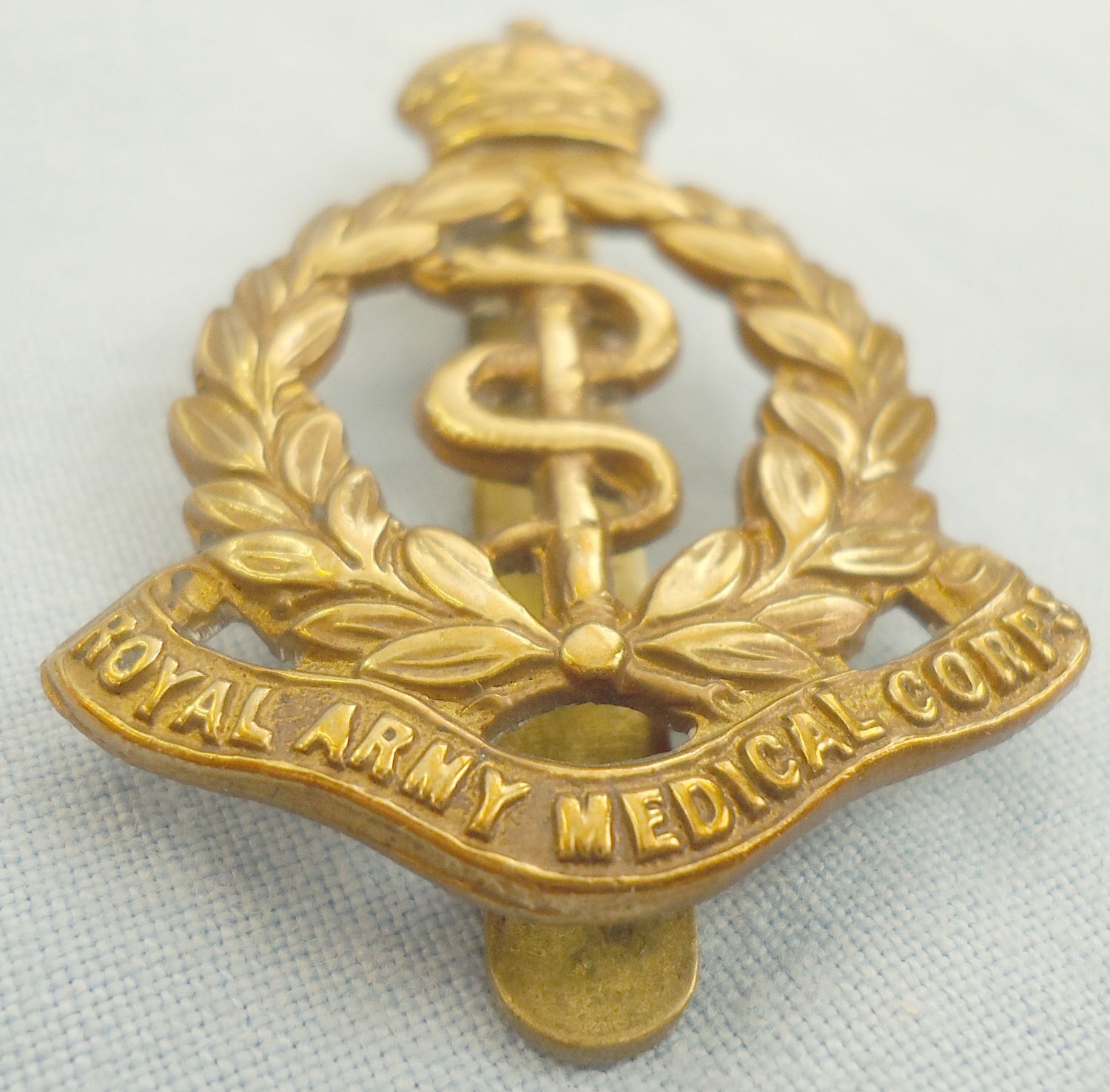 WWI Royal Army Medical Corps R.A.M.C. Cap Badge. BA 458. WWI Royal Army Medical Corps R.A.M.C. Cap Badge. BA 458.  Antique & Militaria