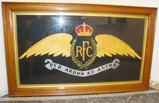 Original 1914-1918* Large Framed Hand Embroidered ‘Royal Flying Corps’ (RFC) Silk Wings & Motto. 20014:1. Large Framed Hand Embroidered ‘Royal Flying Corps’ (RFC) Silk Wings & Motto. 20014:1. Other Accessory