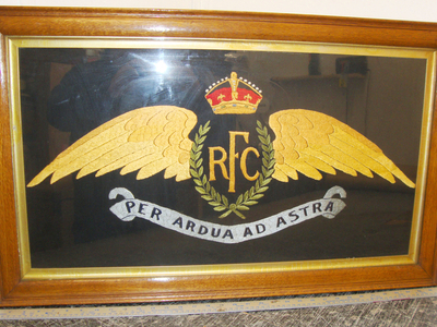 Original 1914-1918* Large Framed Hand Embroidered ‘Royal Flying Corps’ (RFC) Silk Wings & Motto. 20014:1. Large Framed Hand Embroidered ‘Royal Flying Corps’ (RFC) Silk Wings & Motto. 20014:1. Other Accessory