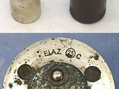 INERT DEACTIVATED, WW2, 1940 Dated German No25C ElAZ 25C Electrical Impact Bomb Fuze And Bakelite Transit Container. - O 2144 INERT DEACTIVATED, WW2, 1940 Dated German No25C ElAZ 25C Electrical Impact Bomb Fuze And Bakelite Transit Container. - O 2144  Other Ammunition
