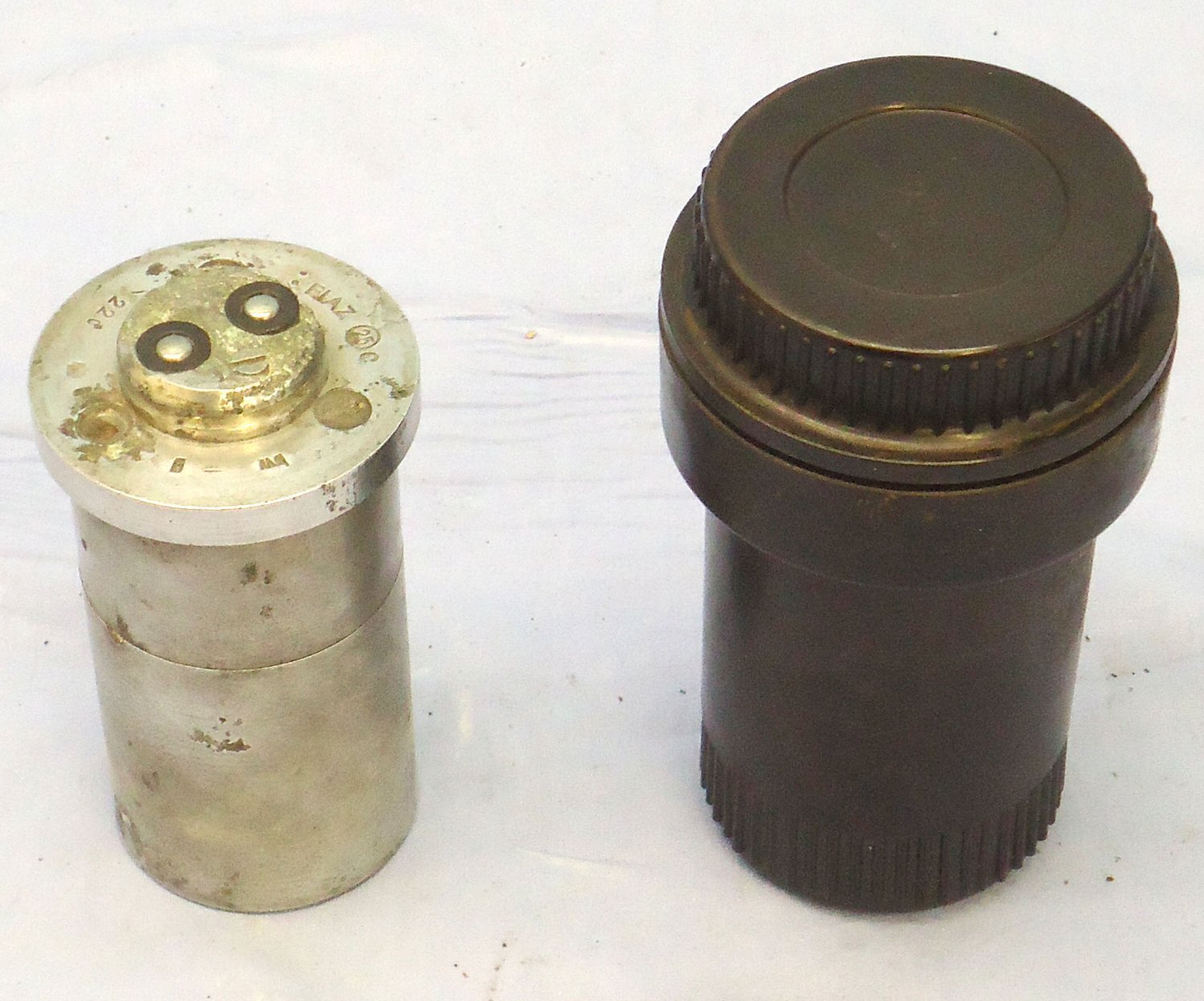 INERT DEACTIVATED, WW2, 1940 Dated German No25C ElAZ 25C Electrical Impact Bomb Fuze And Bakelite Transit Container. - O 2144 INERT DEACTIVATED, WW2, 1940 Dated German No25C ElAZ 25C Electrical Impact Bomb Fuze And Bakelite Transit Container. - O 2144  Other Ammunition - {CATEGORY} in 
