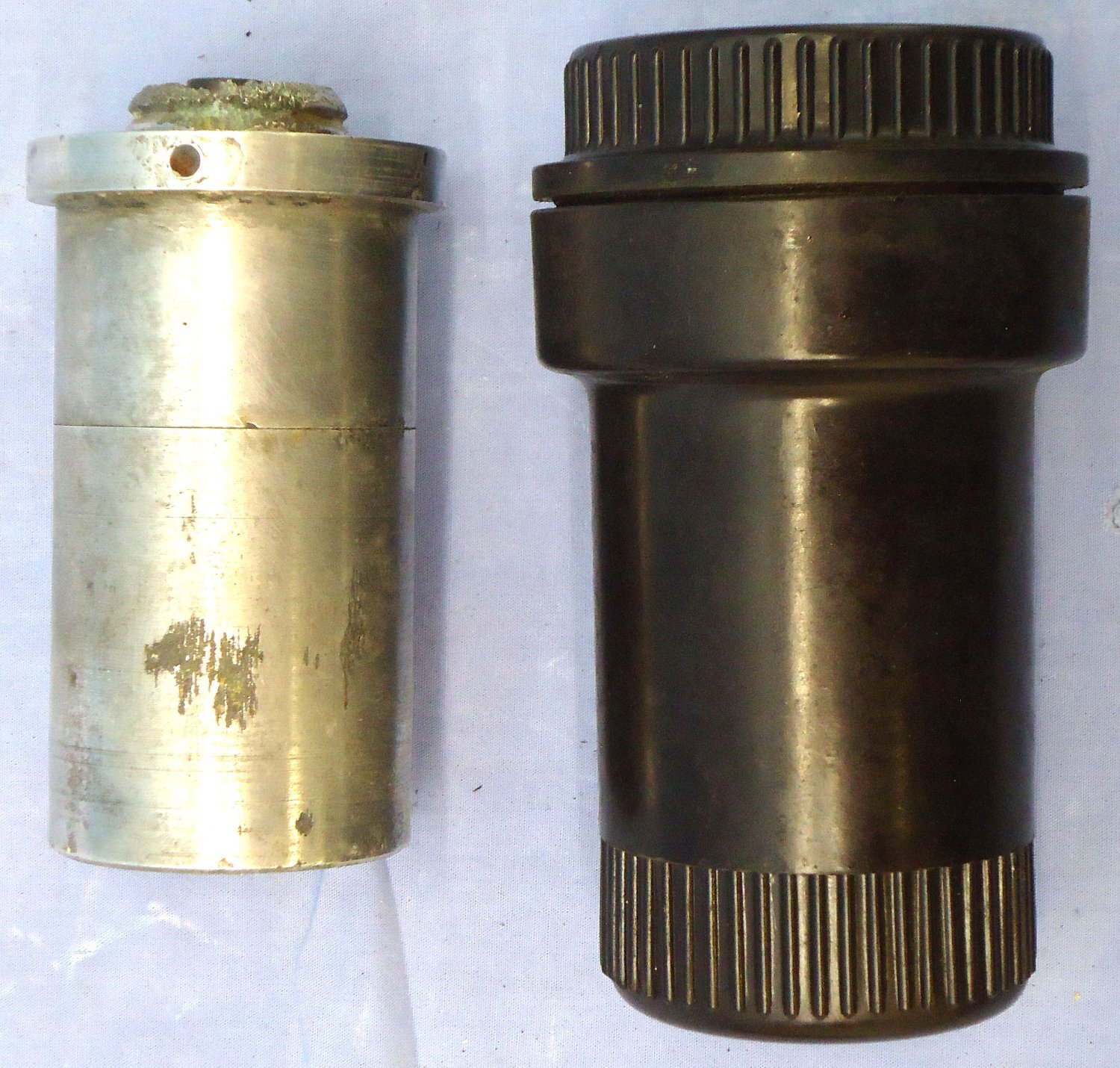 INERT DEACTIVATED, WW2, 1940 Dated German No25C ElAZ 25C Electrical Impact Bomb Fuze And Bakelite Transit Container. - O 2144 INERT DEACTIVATED, WW2, 1940 Dated German No25C ElAZ 25C Electrical Impact Bomb Fuze And Bakelite Transit Container. - O 2144  Other Ammunition 