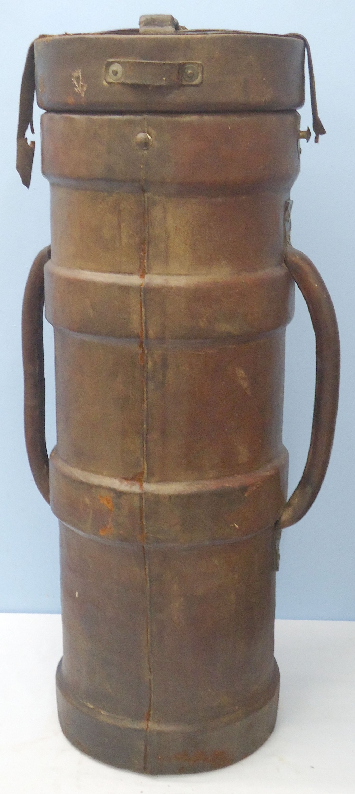 British, WW1 Era, Royal Navy, Leather Number 46 Clarkson Case Charge Carrier for the 8 Inch Guns & Lid. - O 2268 British, WW1 Era, Royal Navy, Leather Number 46 Clarkson Case Charge Carrier for the 8 Inch Guns & Lid. - O 2268  Other Ammunition - {CATEGORY} in 