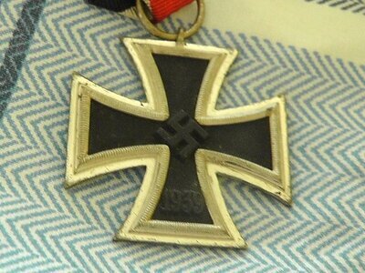Arbeitsgemeinschaft fur Heeresbedaarf in der graveur und Ziselierung of Berlin German world war two Iron Cross Second Class. Antique & Militaria