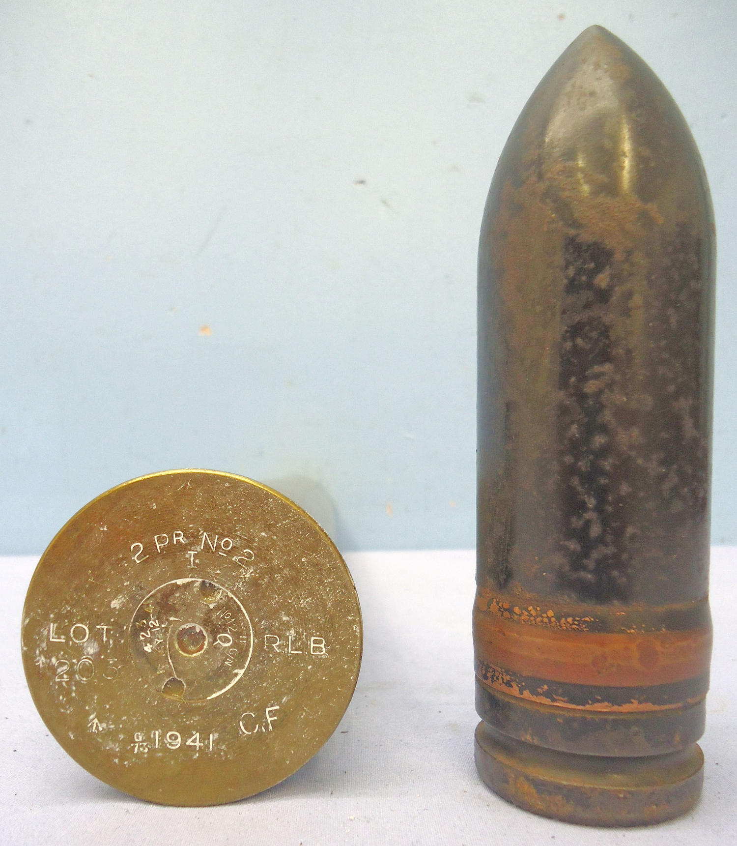 INERT DEACTIVATED. Unfired, British, WW2, 1941 Dated, 2pr (40x304) APT (Armour Piercing Trace) Tank And Anti-Tank Round. - O 2049 INERT DEACTIVATED. Unfired, British, WW2, 1941 Dated, 2pr (40x304) APT (Armour Piercing Trace) Tank And Anti-Tank Round. - O 2049  Other Ammunition