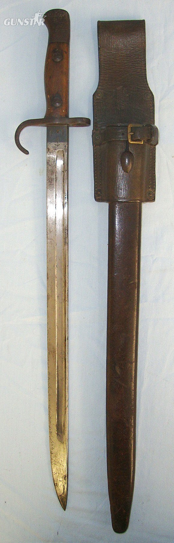 1st YEAR OF PRODUCTION**Pre WW1 1908 Dated British WD 1st Pattern Hook Quillon 1907 Pattern Sword Bayonet By Sanderson Regiment marked ‘MX’ To The Middlesex Regiment Matching Date 1st Pattern Scabbard & 1915 Dated 1914 Pattern Leather Frog. Sn 23632 Bayonet in 