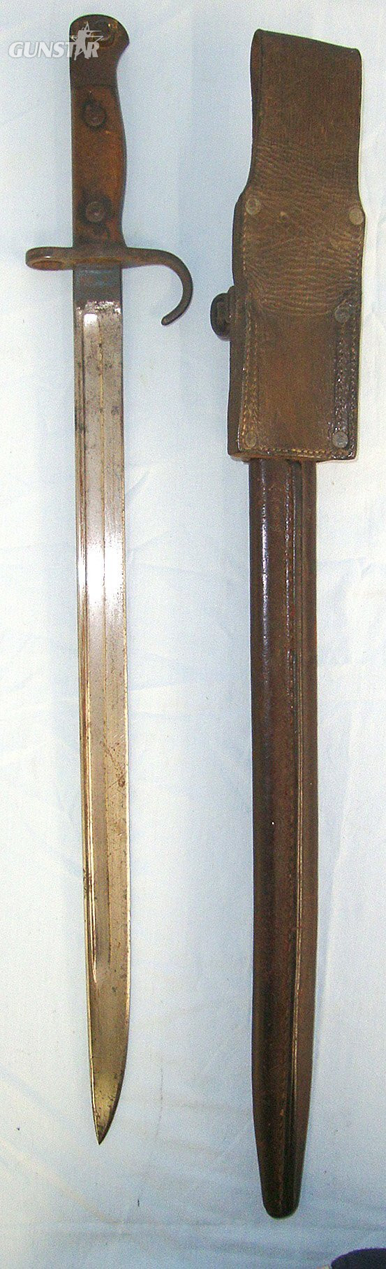  1st YEAR OF PRODUCTION**Pre WW1 1908 Dated British WD 1st Pattern Hook Quillon 1907 Pattern Sword Bayonet By Sanderson Regiment marked ‘MX’ To The Middlesex Regiment Matching Date 1st Pattern Scabbard & 1915 Dated 1914 Pattern Leather Frog. Sn 23632 Bayonet