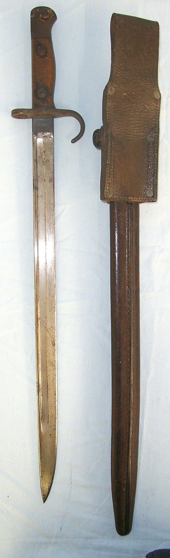  1st YEAR OF PRODUCTION**Pre WW1 1908 Dated British WD 1st Pattern Hook Quillon 1907 Pattern Sword Bayonet By Sanderson Regiment marked ‘MX’ To The Middlesex Regiment Matching Date 1st Pattern Scabbard & 1915 Dated 1914 Pattern Leather Frog. Sn 23632 Bayonet
