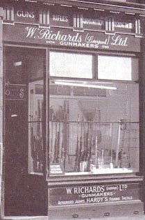 Large* W.Richards Ltd Gunmakers (Liverpool Branch) Shop Sign. 22038. Large* W.Richards Ltd Gunmakers (Liverpool Branch) Shop Sign. 22038.  Other Accessory