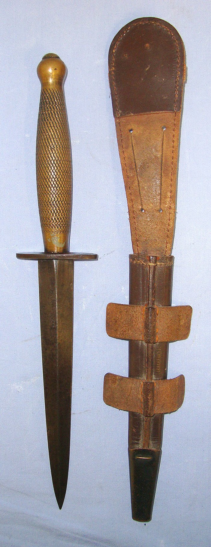  RARE**WW2 FAT GRIP, 'Fat Boy', 2nd Pattern, Fairbairn Sykes FS Fighting Knife With WD Broad Arrow 4 Inspection Mark & Scabbard. Sn 23174:7 Knive