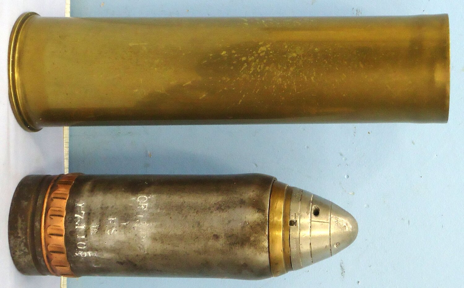 INERT DEACTIVATED. WW1 Era, 1910 Dated, British 13 Pounder (75x313R), Fired & Recovered Shrapnel Round Fitted With A No. 80 Mk II Time And Percussion Fuze. - O 2126 INERT DEACTIVATED. WW1 Era, 1910 Dated, British 13 Pounder (75x313R), Fired & Recovered Shrapnel Round Fitted With A No. 80 Mk II Time And Percussion Fuze. - O 2126  Other Ammunition - {CATEGORY} in 