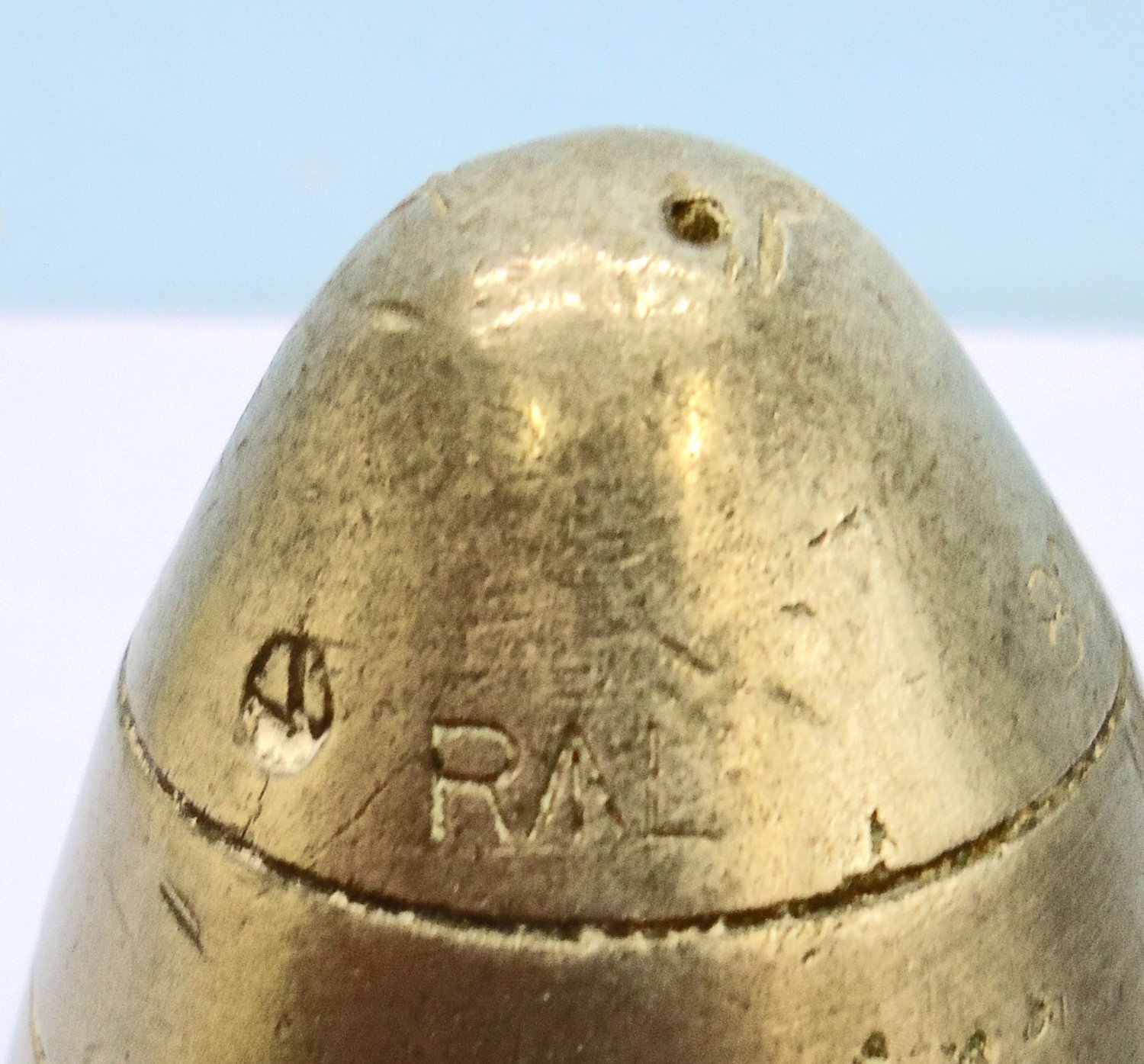 INERT DEACTIVATED. WW1 Era, 1910 Dated, British 13 Pounder (75x313R), Fired & Recovered Shrapnel Round Fitted With A No. 80 Mk II Time And Percussion Fuze. - O 2126 INERT DEACTIVATED. WW1 Era, 1910 Dated, British 13 Pounder (75x313R), Fired & Recovered Shrapnel Round Fitted With A No. 80 Mk II Time And Percussion Fuze. - O 2126  Other Ammunition 