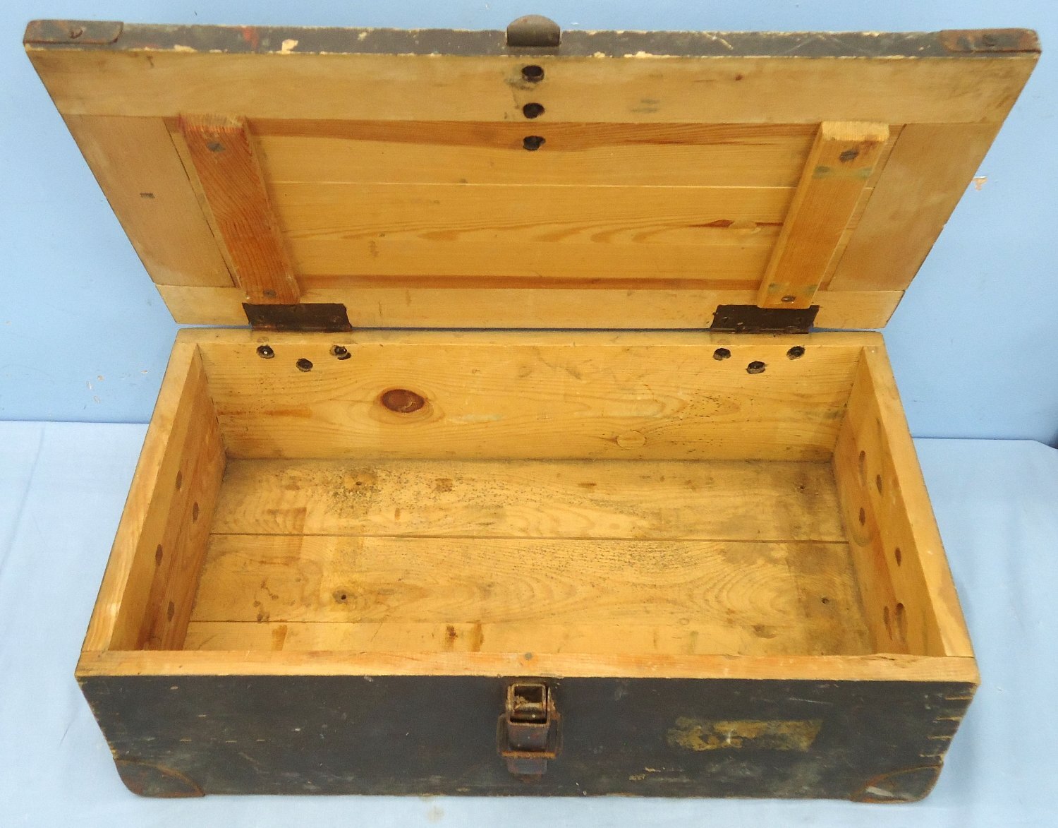 German, WW2, Large Cartridge Charge, Wooden Ammunition Box for the S.10cm K18 Heavy field gun. - O 2222 German, WW2, Large Cartridge Charge, Wooden Ammunition Box for the S.10cm K18 Heavy field gun. - O 2222  Other Ammunition - {CATEGORY}