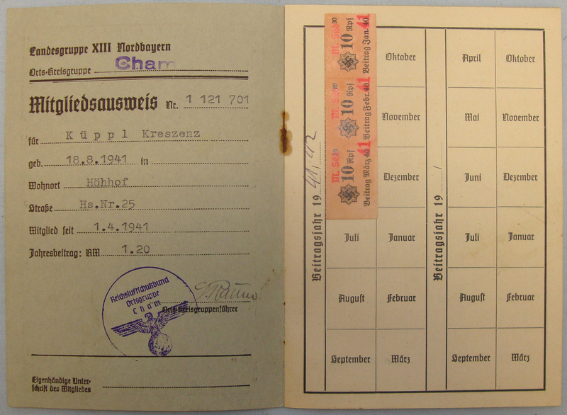  A set of ‘German luftschutz’ items including a 2nd class Luftschutz- Ehrenzeiche A set of ‘German luftschutz’ items including a 2nd class Luftschutz- Ehrenzeiche Antique & Militaria