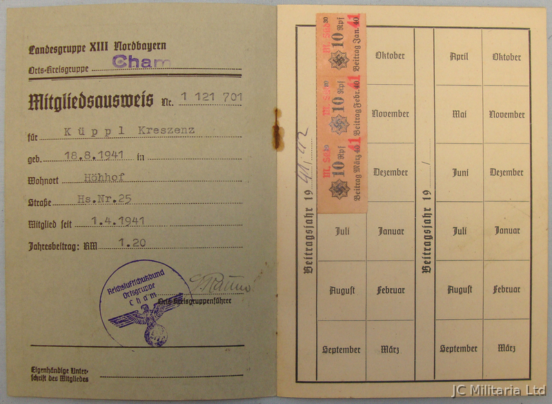  A set of ‘German luftschutz’ items including a 2nd class Luftschutz- Ehrenzeiche A set of ‘German luftschutz’ items including a 2nd class Luftschutz- Ehrenzeiche Antique & Militaria