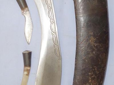 Nepalese Military Kukri with Leather Scabbard and Skinners. ED 2415. Dagger