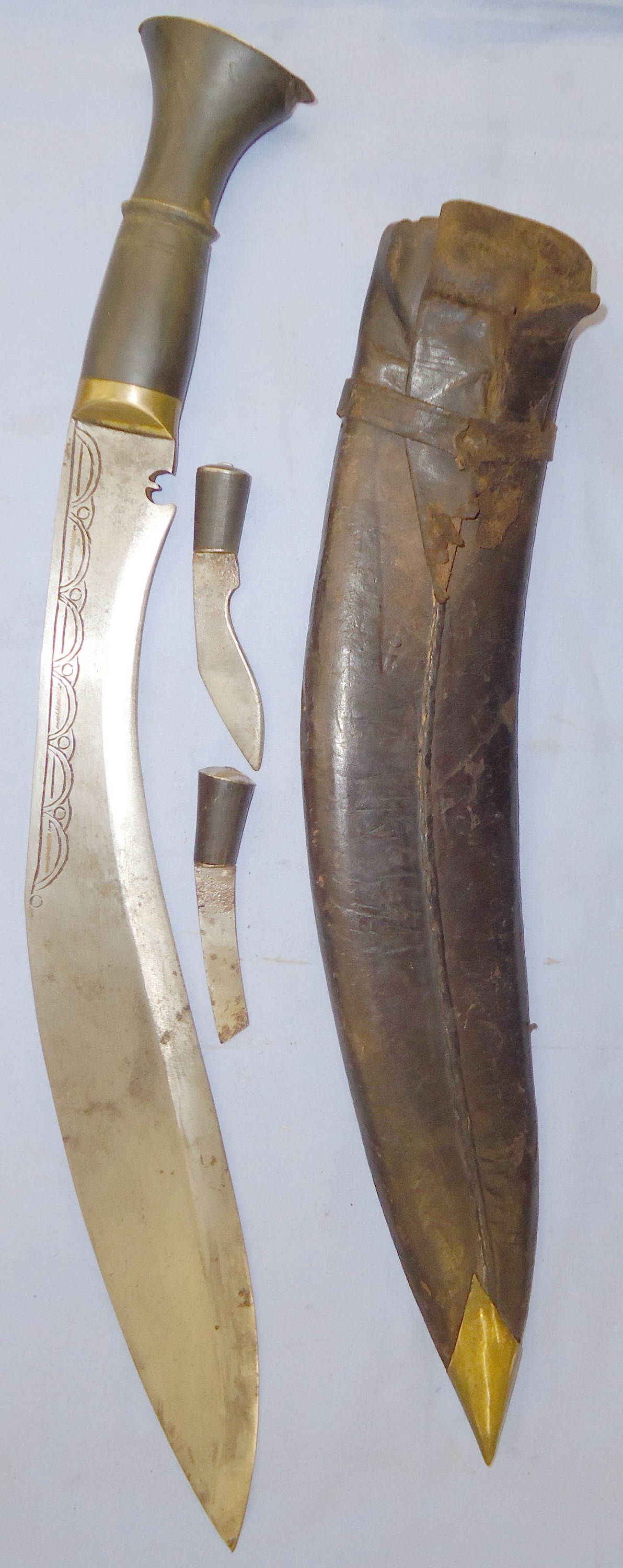 Nepalese Military Kukri with Leather Scabbard and Skinners. ED 2415. Dagger