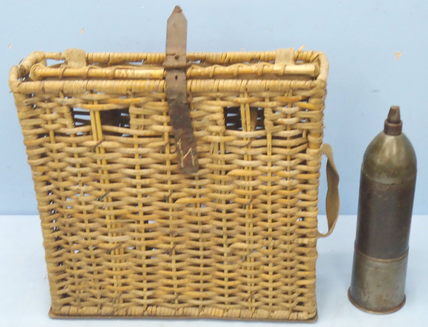 German, WW2, 4 Round, Wicker, Canvas and Leather Ammunition Carrier for the 7.5cm lleichtes Infanteriegeschutz 18 Infantry Support Gun. - O 2213 German, WW2, 4 Round, Wicker, Canvas and Leather Ammunition Carrier for the 7.5cm lleichtes Infanteriegeschutz 18 Infantry Support Gun. - O 2213  Other Ammunition - {CATEGORY} in 