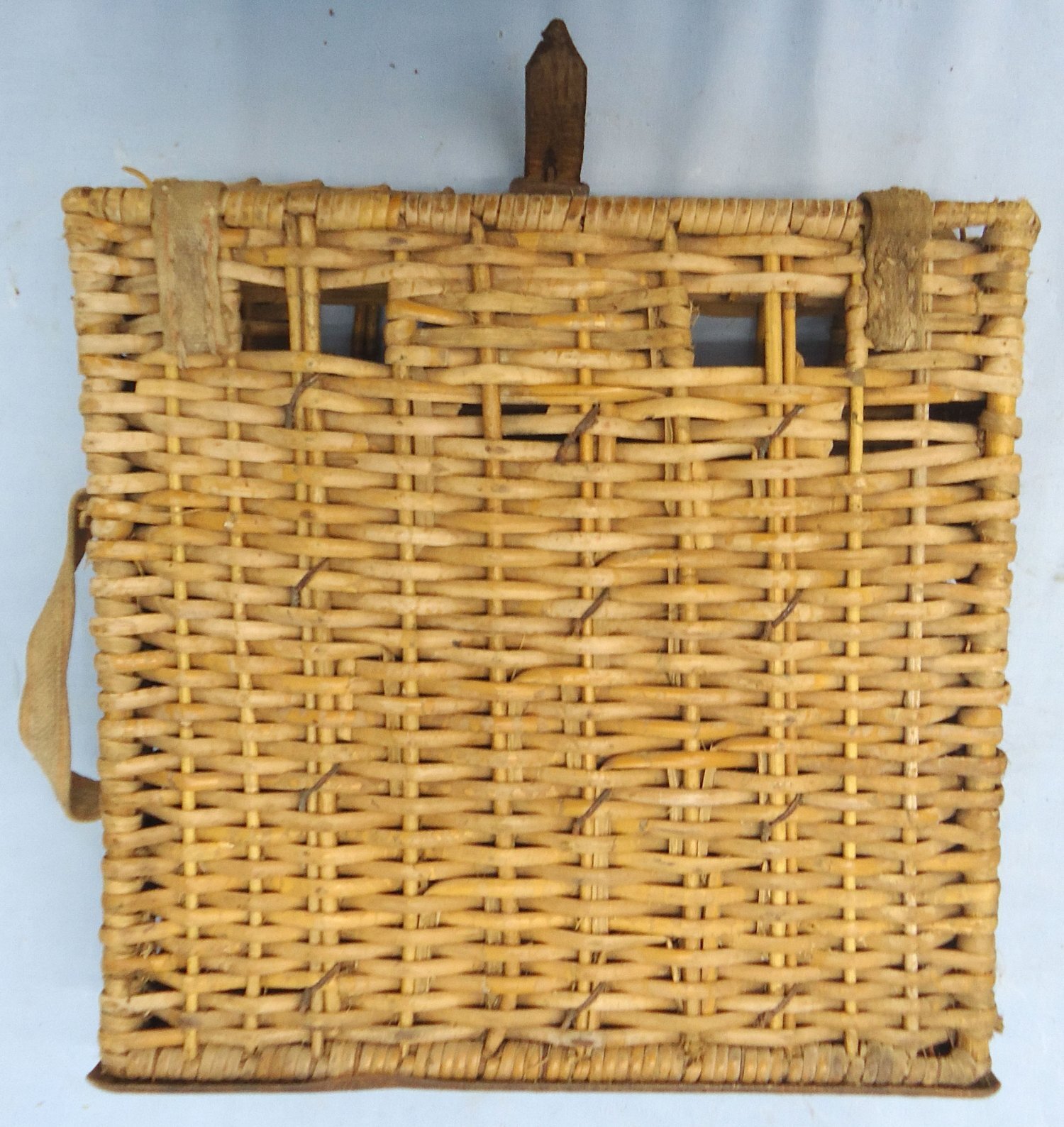 German, WW2, 4 Round, Wicker, Canvas and Leather Ammunition Carrier for the 7.5cm lleichtes Infanteriegeschutz 18 Infantry Support Gun. - O 2213 German, WW2, 4 Round, Wicker, Canvas and Leather Ammunition Carrier for the 7.5cm lleichtes Infanteriegeschutz 18 Infantry Support Gun. - O 2213  Other Ammunition 