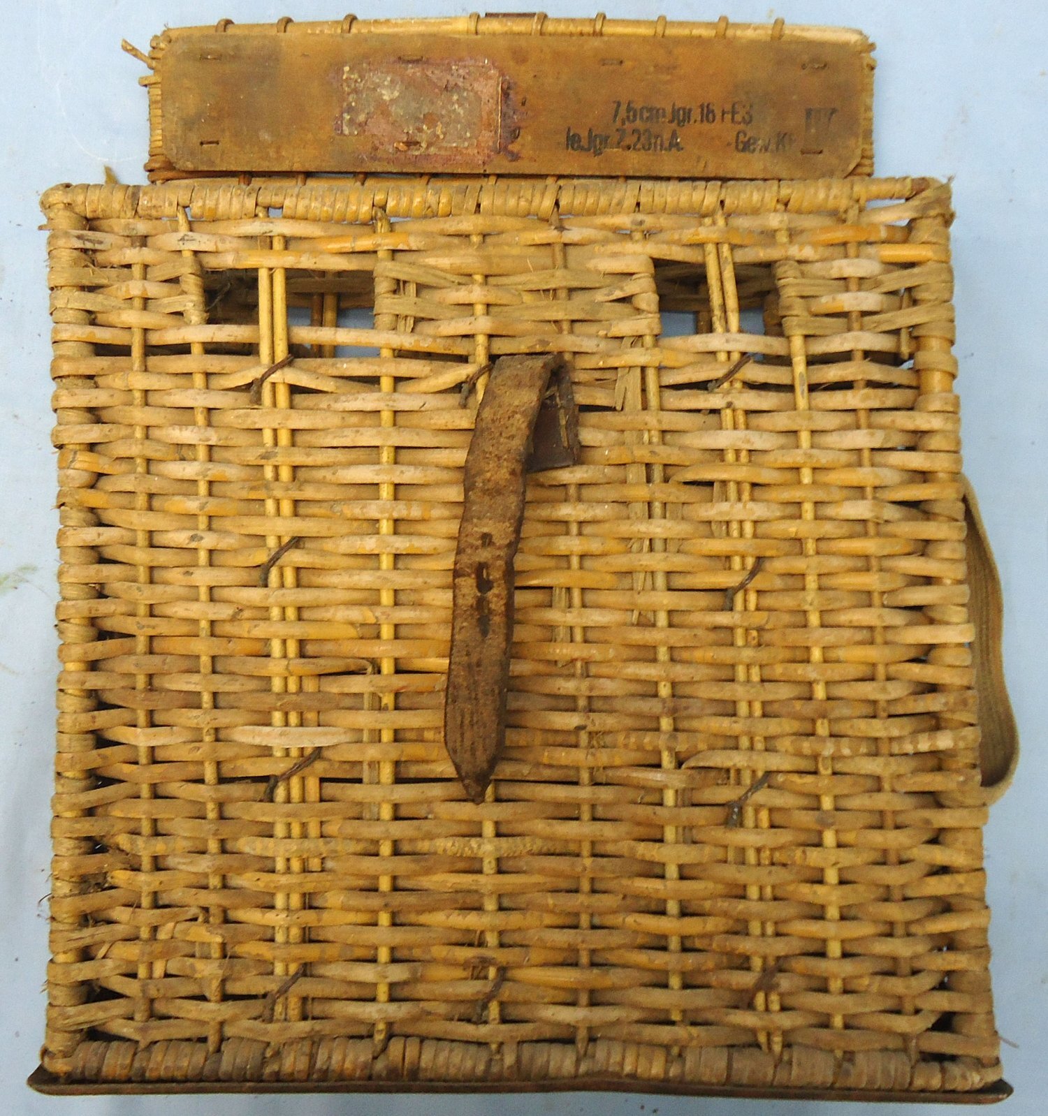 {CATEGORY} - German, WW2, 4 Round, Wicker, Canvas and Leather Ammunition Carrier for the 7.5cm lleichtes Infanteriegeschutz 18 Infantry Support Gun. - O 2213 German, WW2, 4 Round, Wicker, Canvas and Leather Ammunition Carrier for the 7.5cm lleichtes Infanteriegeschutz 18 Infantry Support Gun. - O 2213  Other Ammunition in 