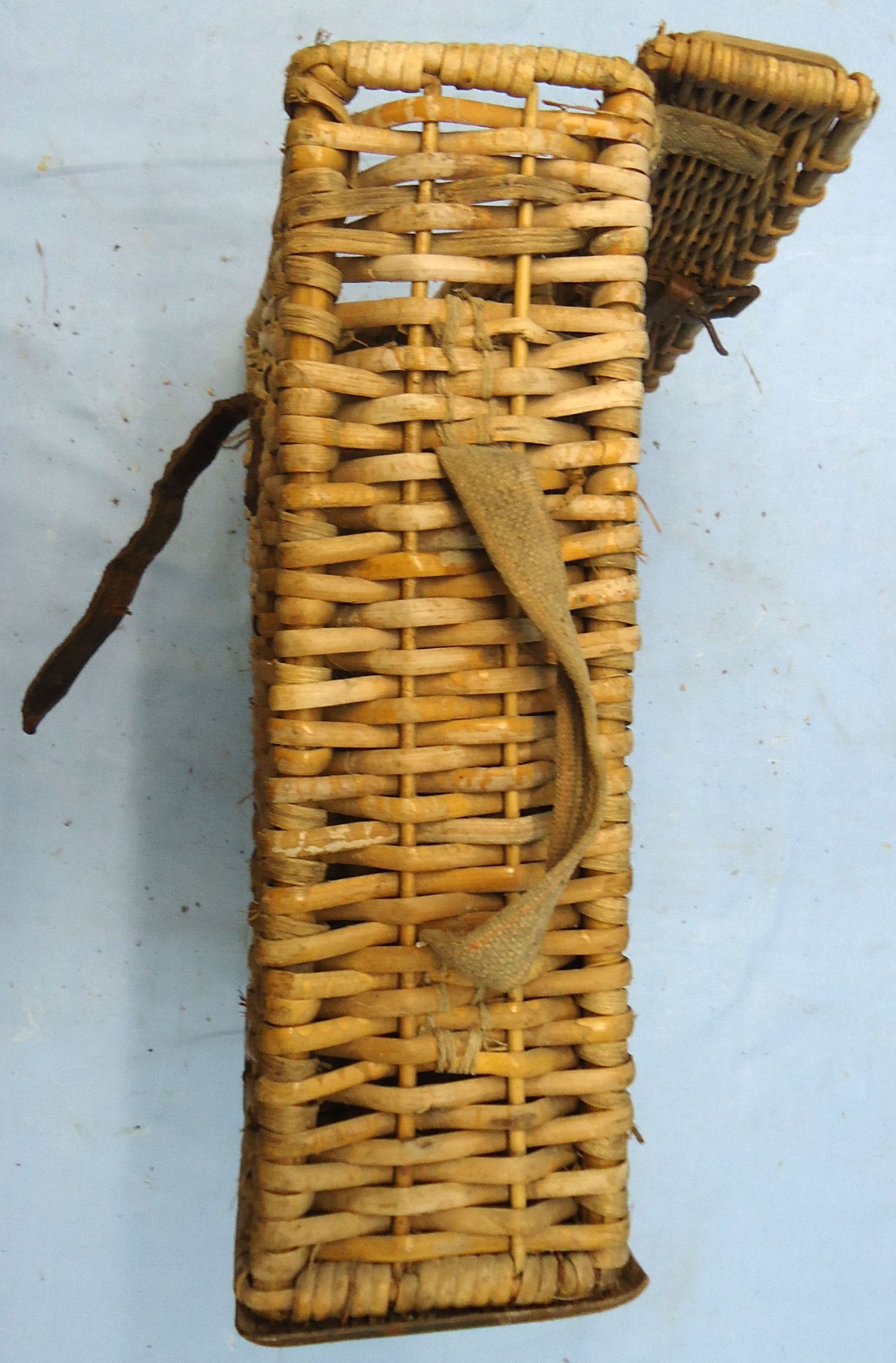 {CATEGORY} - German, WW2, 4 Round, Wicker, Canvas and Leather Ammunition Carrier for the 7.5cm lleichtes Infanteriegeschutz 18 Infantry Support Gun. - O 2213 German, WW2, 4 Round, Wicker, Canvas and Leather Ammunition Carrier for the 7.5cm lleichtes Infanteriegeschutz 18 Infantry Support Gun. - O 2213  Other Ammunition