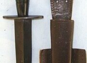 MINT**UNUSUAL VARIANT**MULTI RINGED BRASS HILT**POSSIBLE JOHN CLARKE SHEFFIELD PRODUCT**WW2 Era British Officer’s Quality Private Purchase Fairbairn Sykes FS Commando Fighting Knife & Scabbard. Sn 23580 Knive