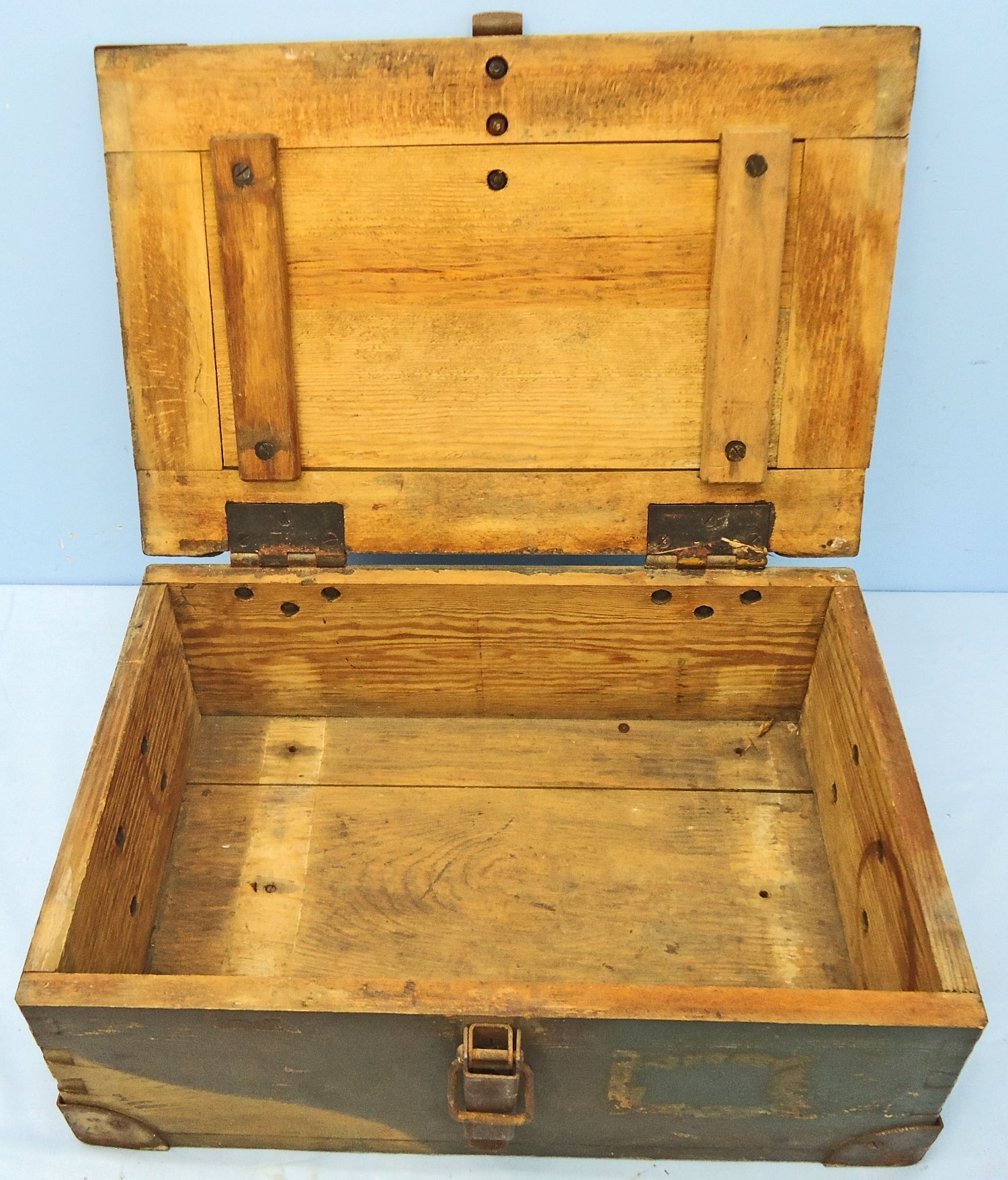  German, WW2, Camouflaged in Green & Brown, Wooden Ammunition Box for the S.10cm K18 Heavy field gun. - O 2223 German, WW2, Camouflaged in Green & Brown, Wooden Ammunition Box for the S.10cm K18 Heavy field gun. - O 2223  Other Ammunition