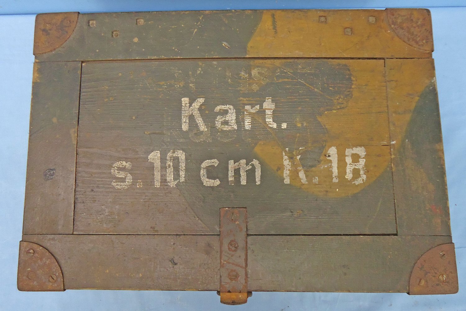 German, WW2, Camouflaged in Green & Brown, Wooden Ammunition Box for the S.10cm K18 Heavy field gun. - O 2223 German, WW2, Camouflaged in Green & Brown, Wooden Ammunition Box for the S.10cm K18 Heavy field gun. - O 2223  Other Ammunition - {CATEGORY} in 