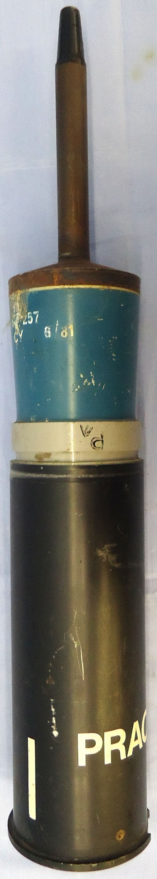  Carl Gustaf INERT DEACTIVATED. Unfired, British, L49A1 Practice Tracer Carl Gustaf 84mm Anti-Tank Round. - O 2063  Other Ammunition